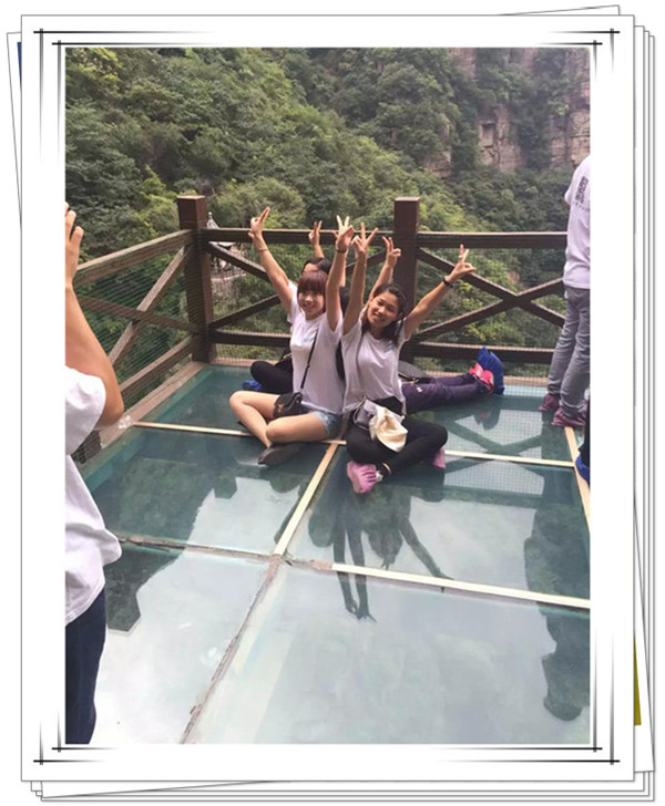 易視界精英玻璃觀(guān)景臺合影