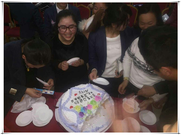 溫馨的易視界生日會(huì )