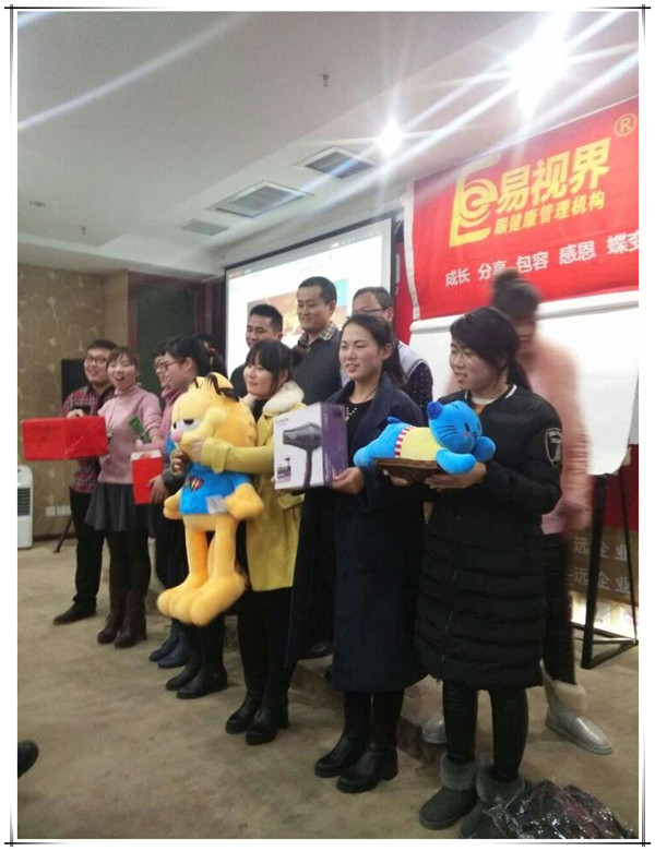 表現優(yōu)秀的伙伴上臺領(lǐng)獎