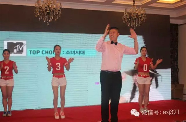 動(dòng)感的舞蹈迅速感染了現場(chǎng)的觀(guān)眾