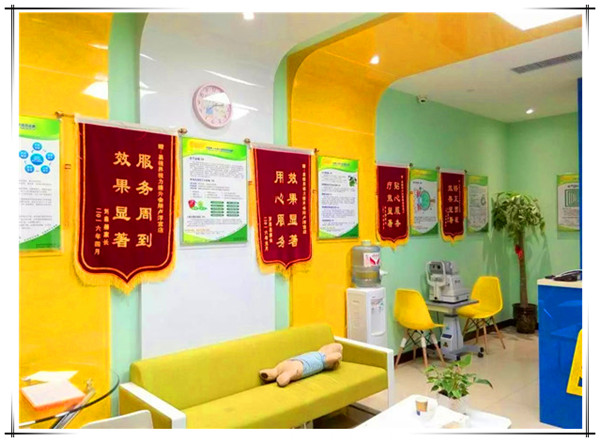 易視界店面效果方面奇特收到家長(cháng)贈送的錦旗