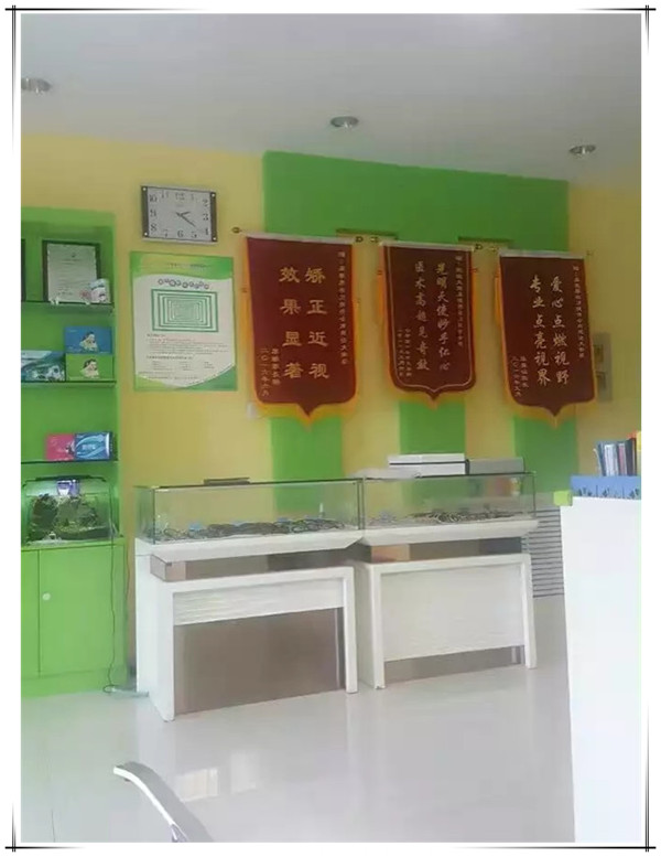 易視界加盟店效果奇特獲得家長(cháng)贈送錦旗表示感謝