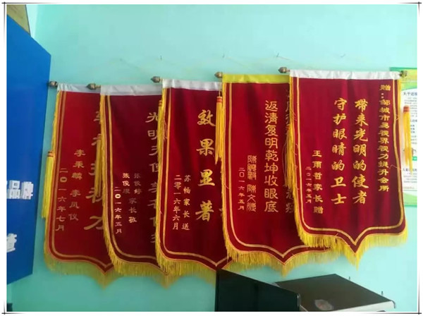 易視界店面矯正效果奇特錦旗掛滿(mǎn)墻