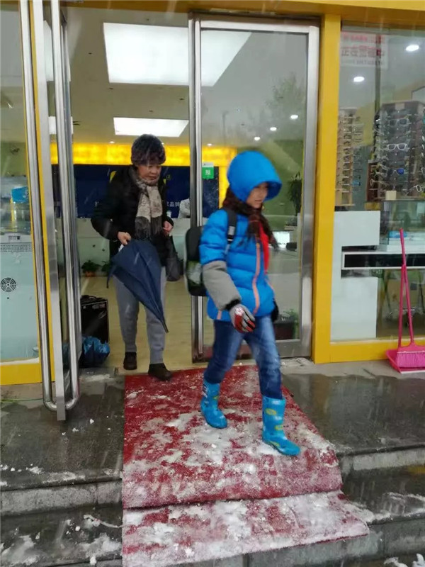 前往易視界視力提升會(huì )所店矯正的家長(cháng)和孩子們