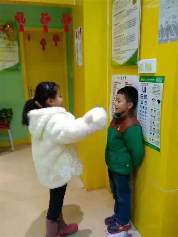 易視界小客戶(hù)楊開(kāi)雅教小朋友做眼保健操