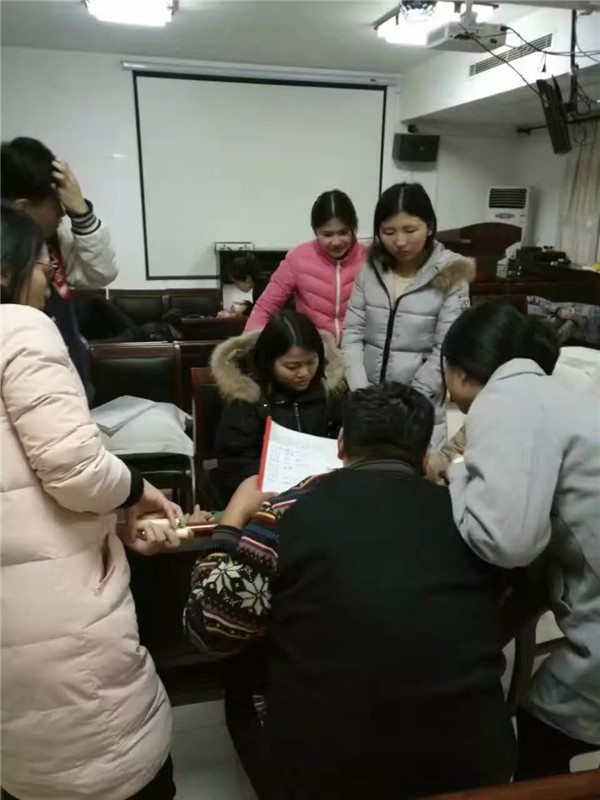 易視界新人在通宵達旦的學(xué)習專(zhuān)業(yè)知識