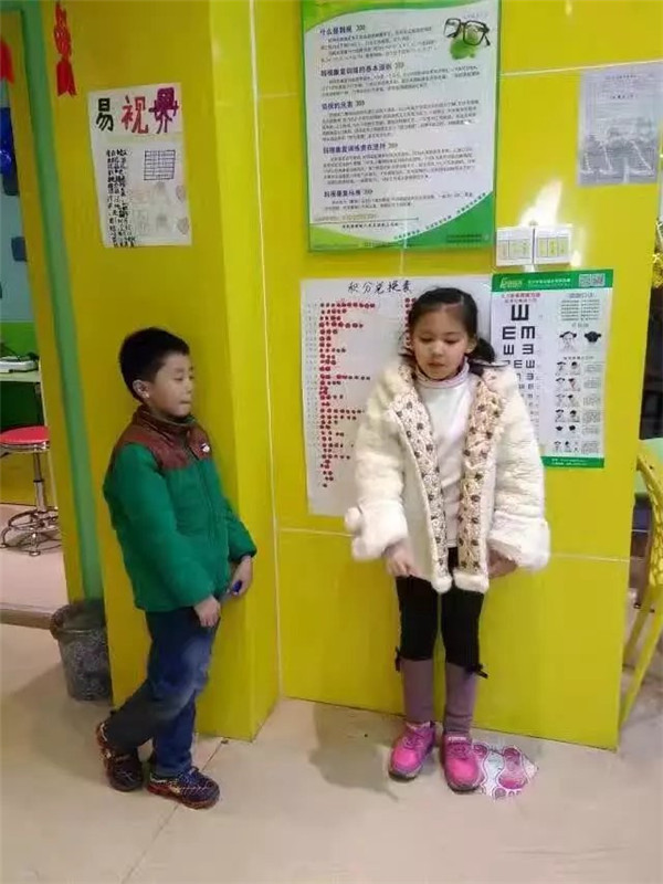 易視界小客戶(hù)楊開(kāi)雅教小朋友做眼保健操
