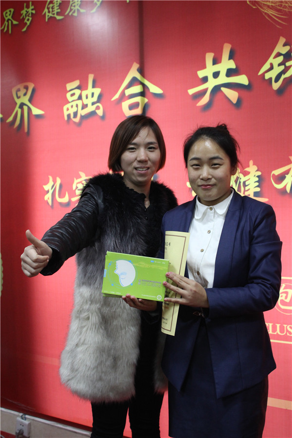 易視界表現優(yōu)秀的伙伴上臺領(lǐng)獎