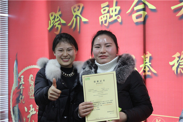 易視界表現優(yōu)秀的小伙伴上臺領(lǐng)獎
