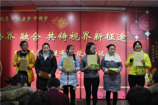 易視界表現優(yōu)秀的小伙伴臺上發(fā)表講話(huà)