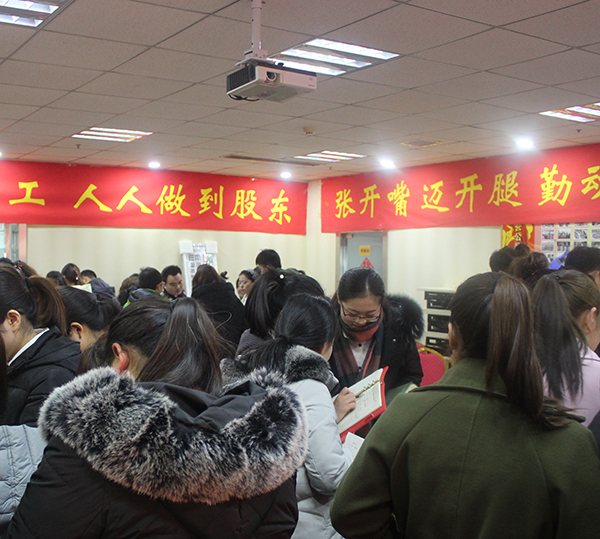 易視界伙伴們認真學(xué)習中