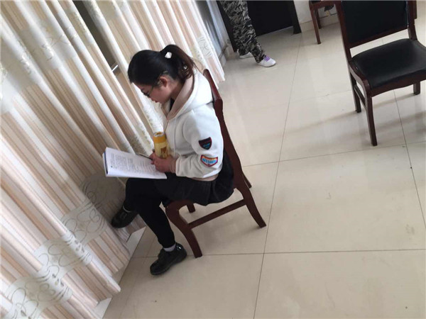 易視界精英認真學(xué)習中