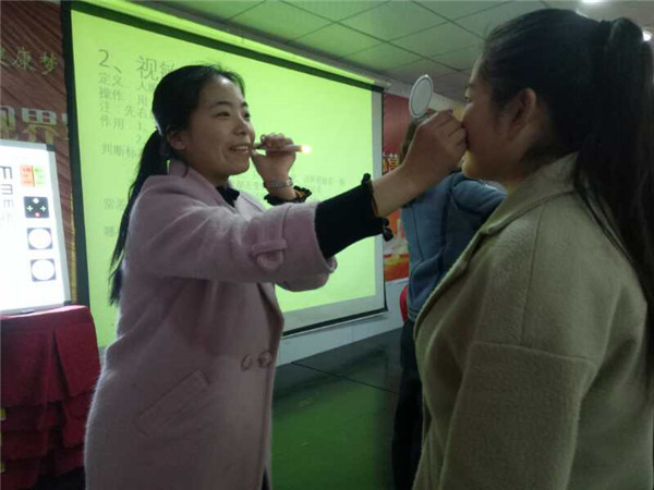 易視界伙伴們認真學(xué)習中