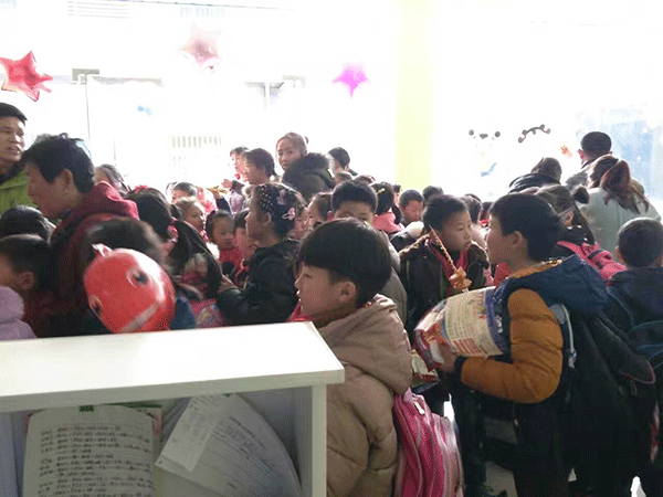 易視界界牌店排起了長(cháng)長(cháng)的隊伍