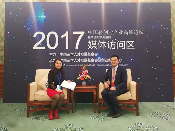 主持人采訪(fǎng)易視界實(shí)業(yè)集團總經(jīng)理陳奇先生