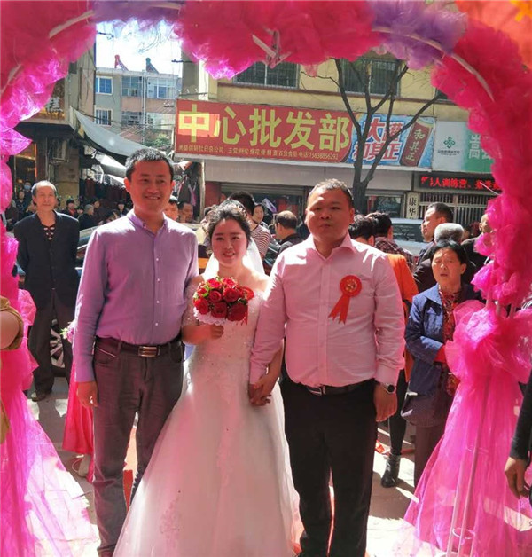 易視界實(shí)業(yè)集團陳總與新郎新娘合影