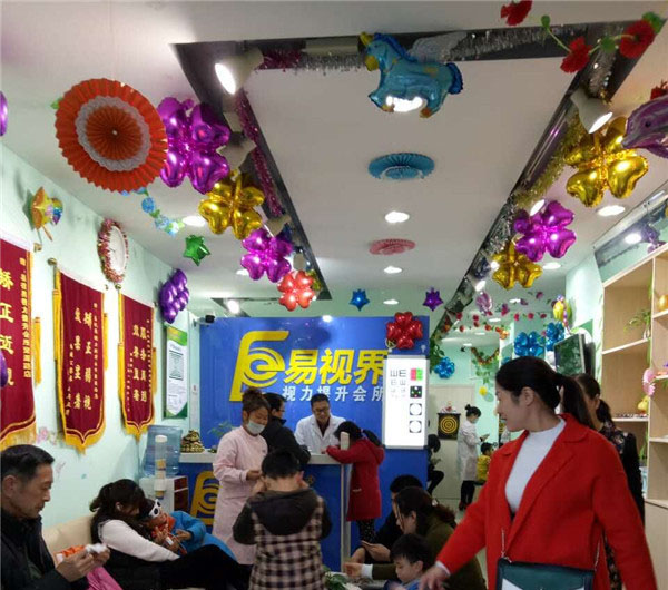 易視界提升效果好 家長(cháng)相繼送來(lái)錦旗表示感謝