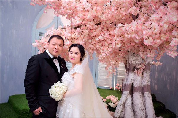 關(guān)愛(ài)員工從心出發(fā)【易視界】家人結伴到婚禮現場(chǎng)道賀