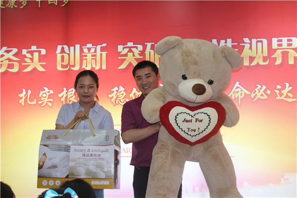易視界表現優(yōu)秀的伙伴上臺領(lǐng)取獎品