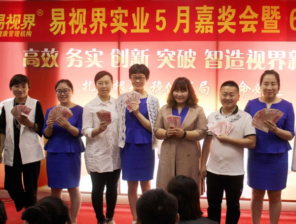 看著(zhù)這么多人民幣有木有很羨慕