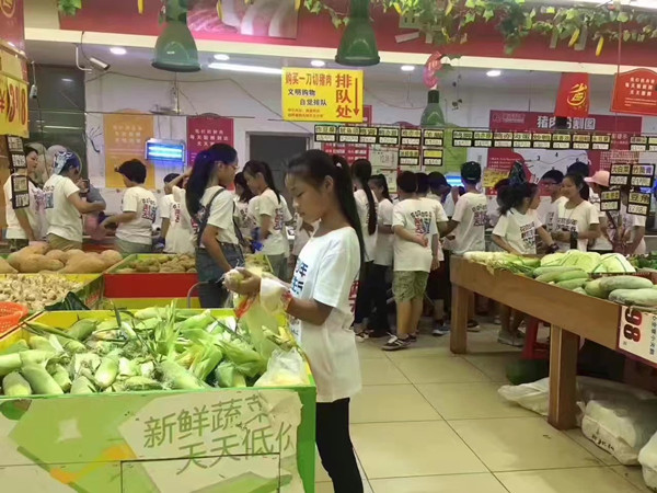 孩子們認真的在選擇自己想要買(mǎi)的蔬菜