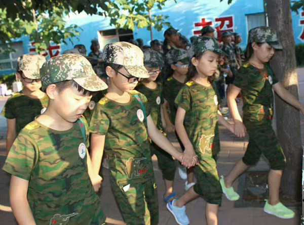 不讓任何伙伴掉隊，他們緊握對方的手前行