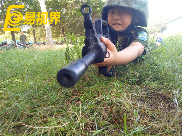 小朋友臉上認真中帶著(zhù)欣喜