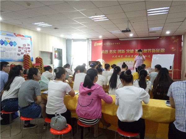 易視界9月份店務(wù)技術(shù)會(huì )進(jìn)行中
