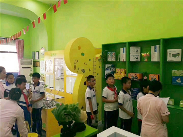 易視界新店店內很多小朋友進(jìn)店檢查視力