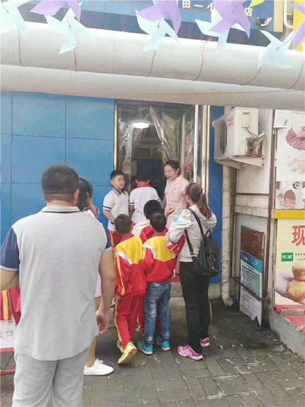 家長(cháng)帶著(zhù)孩子進(jìn)店檢查視力，十分熱鬧