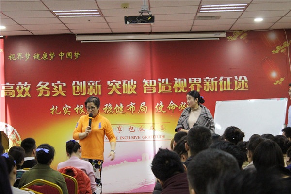 中國資深企業(yè)成長(cháng)訓練導師戴翎羽為大家做分享