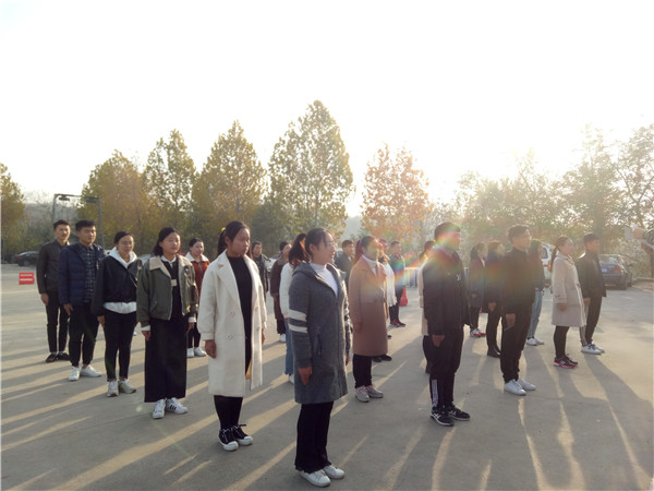 迎著(zhù)太陽(yáng)站軍姿