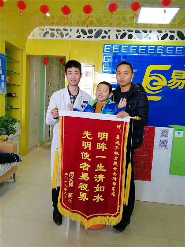 家長(cháng)與技術(shù)老師合影留念