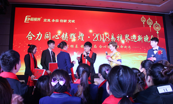 嘉文老師現場(chǎng)抽獎并為幸運觀(guān)眾頒獎