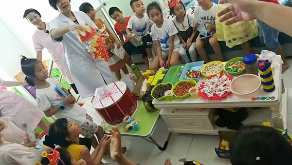 易視界工作人員為小壽星準備了生日蛋糕