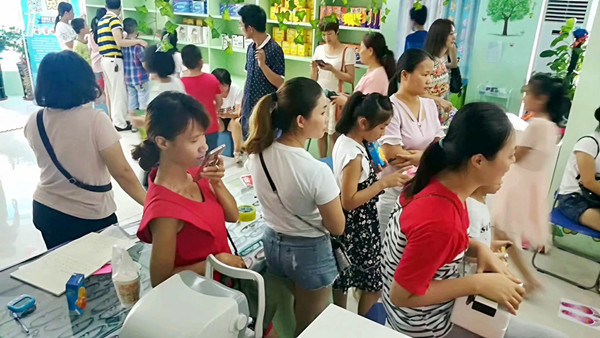 很多家長(cháng)紛紛來(lái)易視界店面參加活動(dòng)