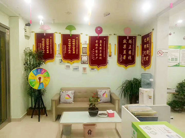 易視界朝鳳店內收到的家長(cháng)贈送的錦旗