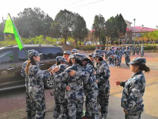 游戲環(huán)節中，大家齊心協(xié)作，群策群力