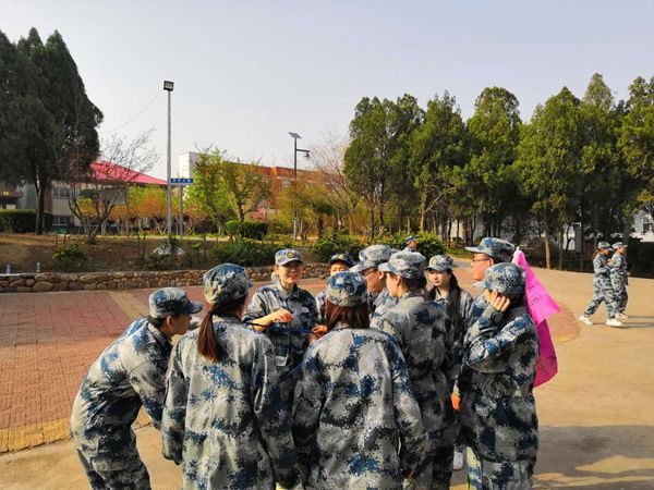 游戲環(huán)節中，大家齊心協(xié)作，群策群力