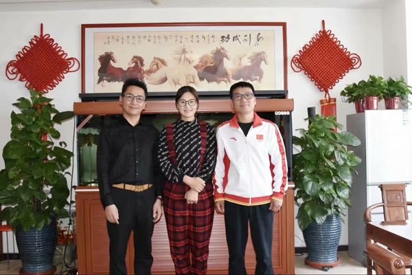 北京雙奧集團尤小龍總裁、中國著(zhù)名戲歌雙棲明星、66國選美國際皇后王光姣與易視界陶總合影