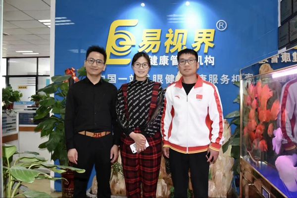 北京雙奧集團尤小龍總裁、中國著(zhù)名戲歌雙棲明星、66國選美國際皇后王光姣與易視界陶總合影