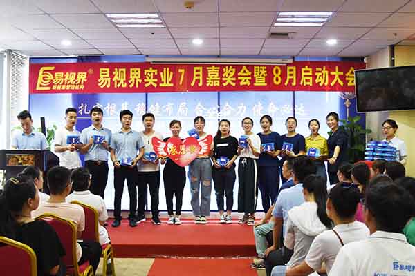 入職滿(mǎn)一年員工領(lǐng)取感恩獎