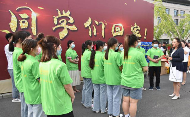 同學(xué)們認真聆聽(tīng)校知名（郭媛副校長(cháng)）講話(huà)