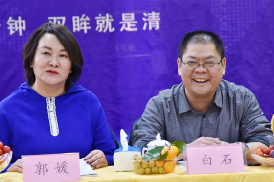 河南經(jīng)貿院校知名蒞臨鄭州易視界實(shí)業(yè)參觀(guān)指導 圖三