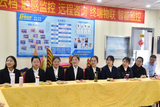 河南經(jīng)貿院校知名蒞臨鄭州易視界實(shí)業(yè)參觀(guān)指導 圖五