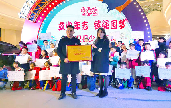    易視界品牌創(chuàng  )始人陶國文與河南衛視制作組主任廖璐合影