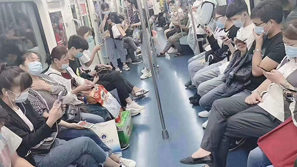 長(cháng)時(shí)間玩手機可能引起斜視