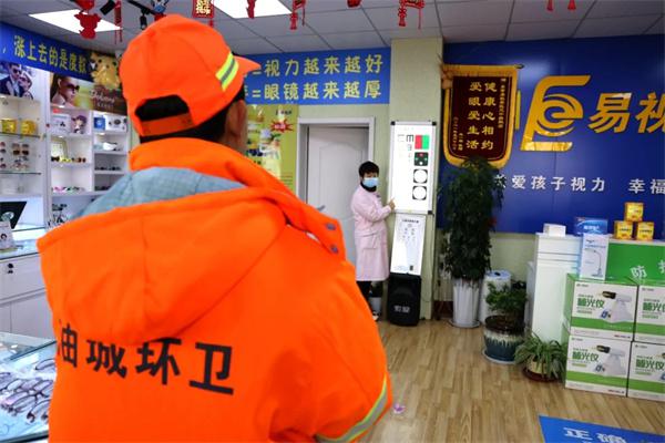 愛(ài)心聚焦！易視界300多副老花鏡暖了環(huán)衛工人的心！