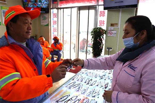 愛(ài)心聚焦！易視界300多副老花鏡暖了環(huán)衛工人的心！