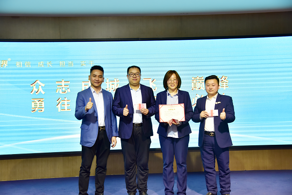 易視界2月開(kāi)拓之師獲得者上臺領(lǐng)獎
